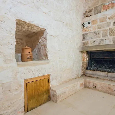 בית נופש Charming House Near With Terrace *